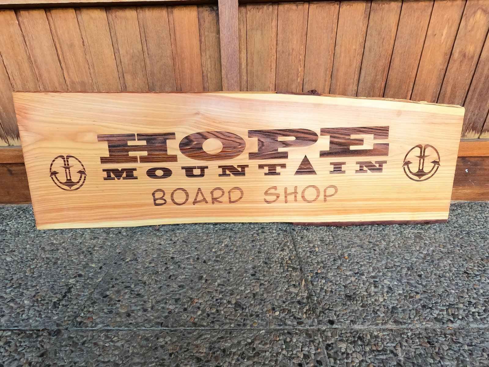 Enseigne en bois gravée au laser