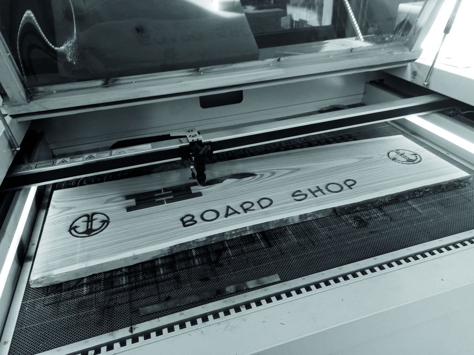 Gravure laser CO2 sur une planche de bois dans l'atelier